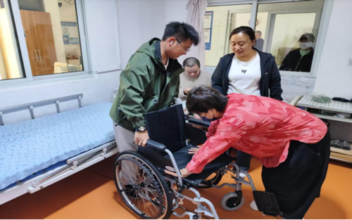 图为工作人员指导使用辅助器具