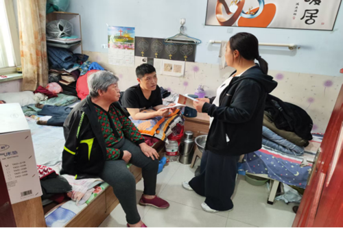 图为工作人员为残疾人解读惠残政策