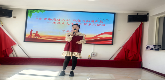 图为残疾人刘思辰独唱 图为残疾人刘思辰独唱