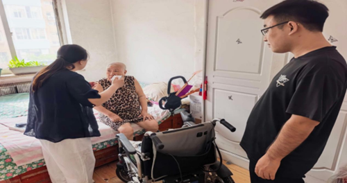 图为海丽丹理事长为处理人讲解惠残政策