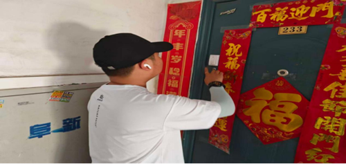 图为残联工作人员上门为残疾人安装闪光门铃