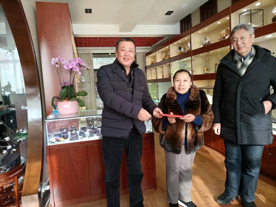 图为：走访慰问现场