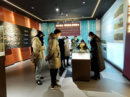 图为参观学习现场(一)