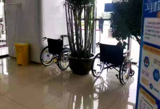 图为为政务服务大厅送去两台的轮椅