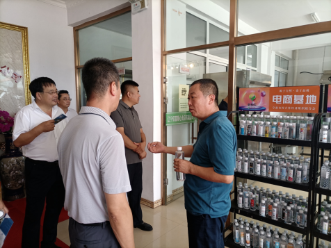 图为市残联理事长孙谦（右一）向人大调研组领导介绍残联帮扶措施