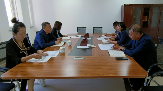 市人民检察院第四检察部主任张树勋（左中）与市残联副理事长于滨
