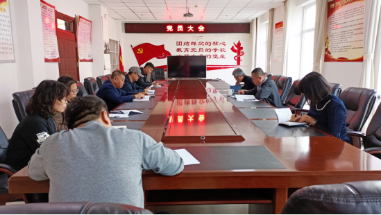 图为党员们在进行学习研讨发言