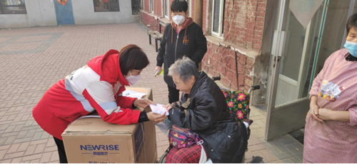 　图为走访慰问现场