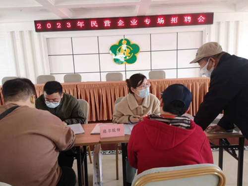 图为德尔工作人员向残疾人解答公司岗位要求
