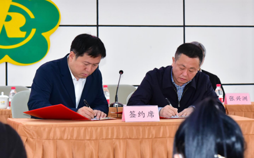 图为市市场监督管理局党组书记韩健（左一）与市残联党组书记、理事长孙谦（右一）签署了爱心物资捐赠协议