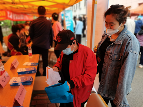 图为残疾人阅读公益诉讼宣传册
