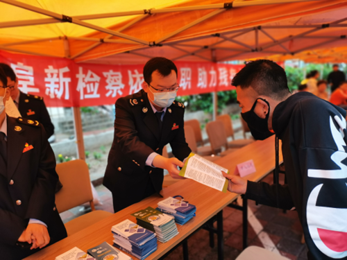 图为市税务局为残疾人解读政策