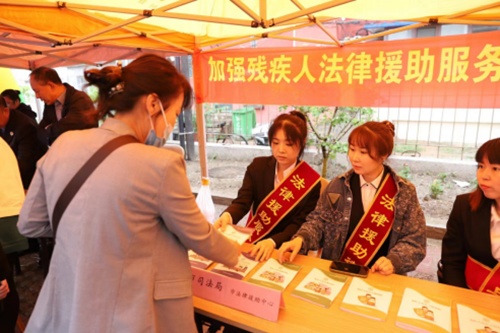 图为市司法局宣传法律法规政策