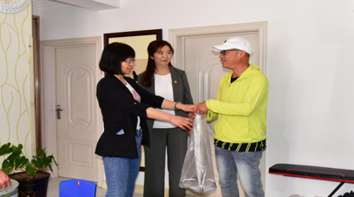 图为为残疾人发放辅助器具