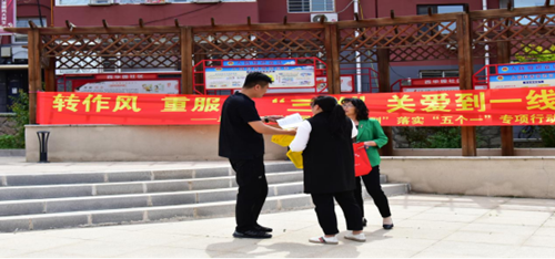 图为发放扶残助残宣传手提袋