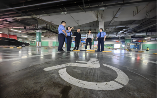 图为实地调研停车场无障碍环境建设情况
