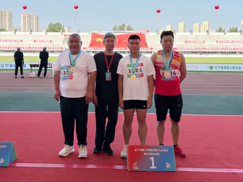 图为孙天一（右二）获男子T11—13铅球金牌