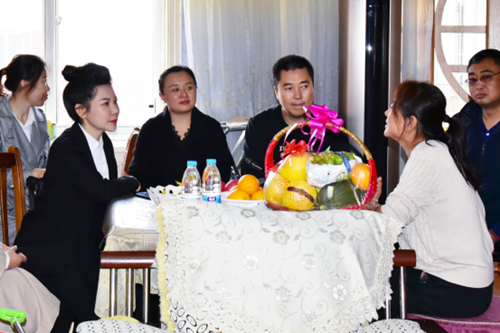 图为杨简旭（左二）与杨志文（右三）及其家人亲切交谈