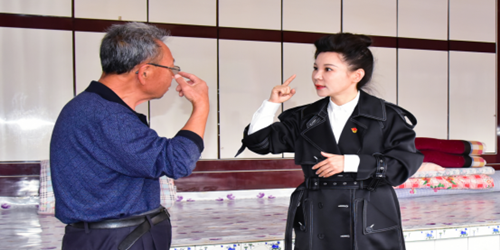 图为市残联党组书记、理事长杨简旭（右一）与王丙文深切交流