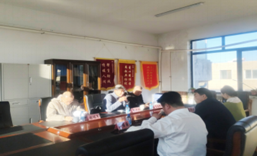 图为听取阜新县残联康复托养工作情况汇报现场