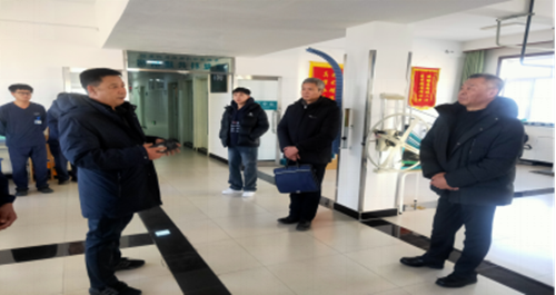 图为机构负责人介绍康复器材整体情况