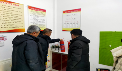 图为检查康复机构消防器材情况