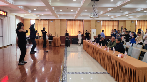 图为中国银行阜新西山路支行向残疾儿童赠送学习用品